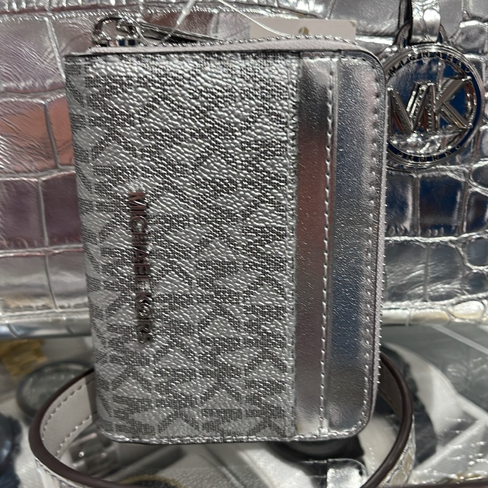 Michael Kors Women Medium Logo Zip Around Card Case Coin Pouch Wallet Silver
NWT - Picture 5 of 16